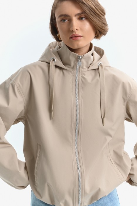 ветровка от бренда снежная королева вид слева