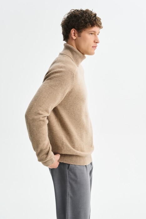 водолазка из шерсти по цене 2580 руб вид справа