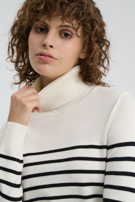 водолазка в полоску из россии вид сбоку