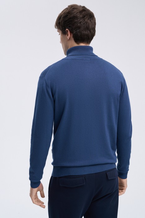 водолазка по цене 960 руб вид справа