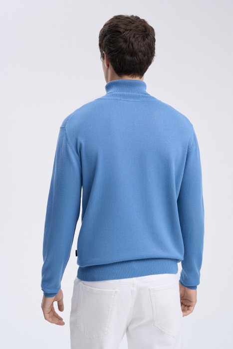 водолазка по цене 960 руб вид справа