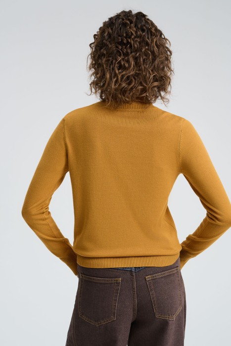 водолазка по цене 960 руб вид справа