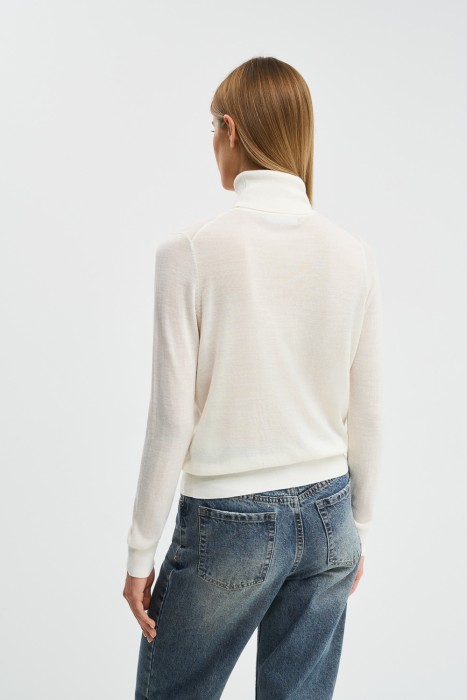 водолазка по цене 1480 руб вид справа