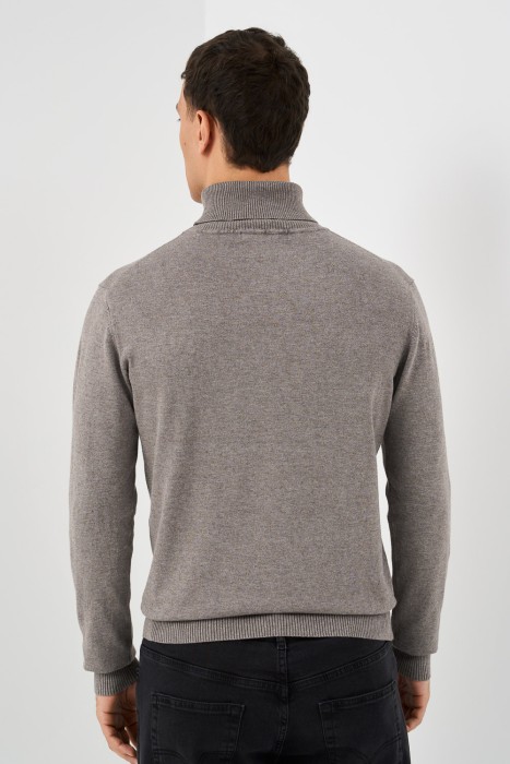 водолазка по цене 1200 руб вид справа