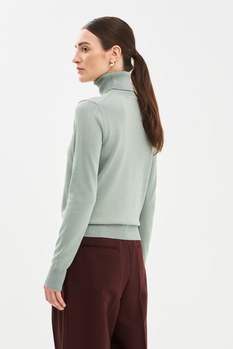 водолазка по цене 900 руб вид справа