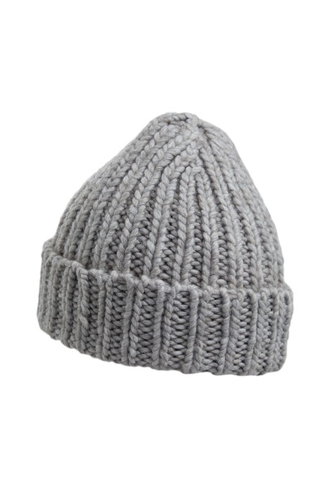 вязаная шапка от бренда снежная королева вид слева