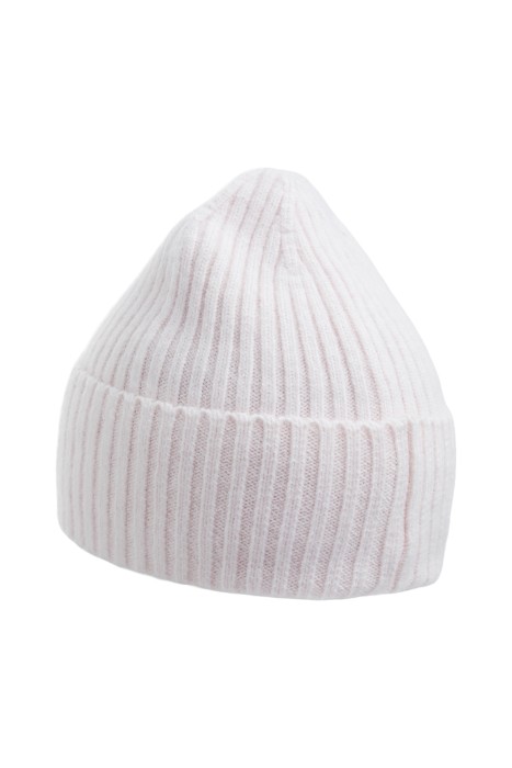 вязаная шапка от бренда снежная королева вид слева