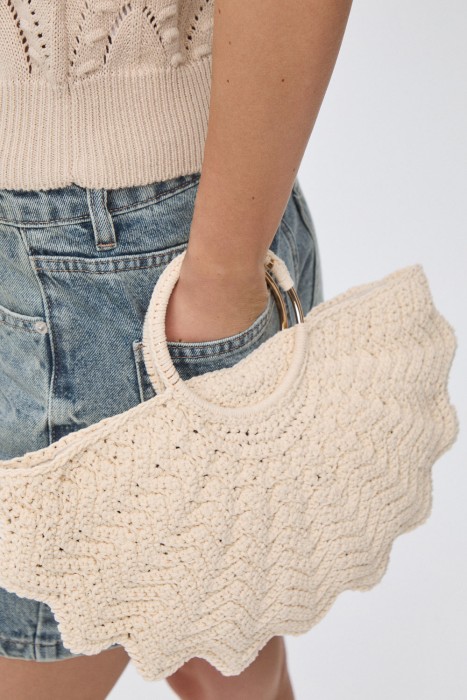 вязаная сумка от бренда снежная королева вид слева