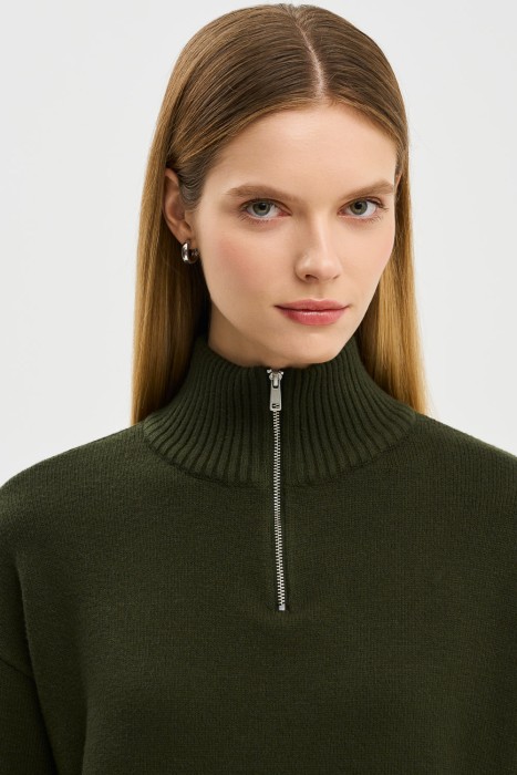 вязаный джемпер с молнией от бренда снежная королева вид слева