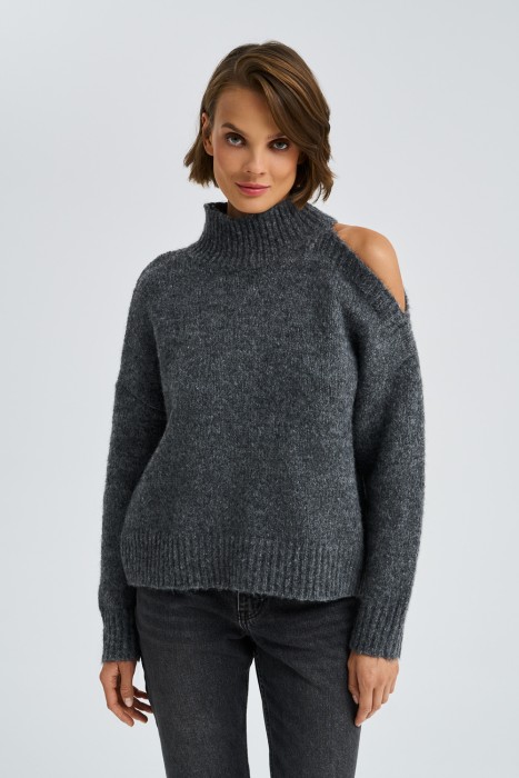 вязаный джемпер с открытым плечом от бренда снежная королева вид слева