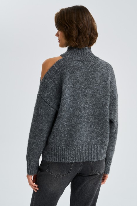 вязаный джемпер с открытым плечом по цене 2440 руб вид справа