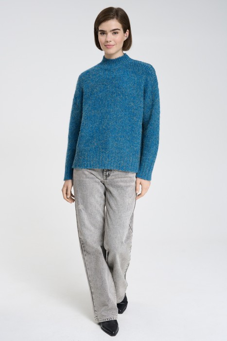 вязаный джемпер от бренда снежная королева вид слева