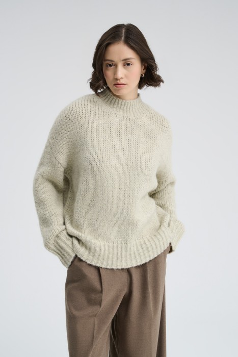 вязаный джемпер от бренда снежная королева вид слева