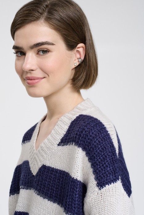 вязаный джемпер из россии вид сбоку