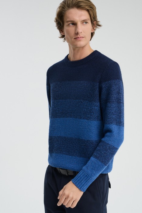 вязаный джемпер от бренда снежная королева вид слева