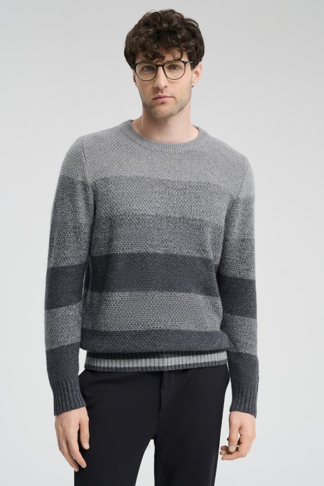 вязаный джемпер от бренда снежная королева вид слева