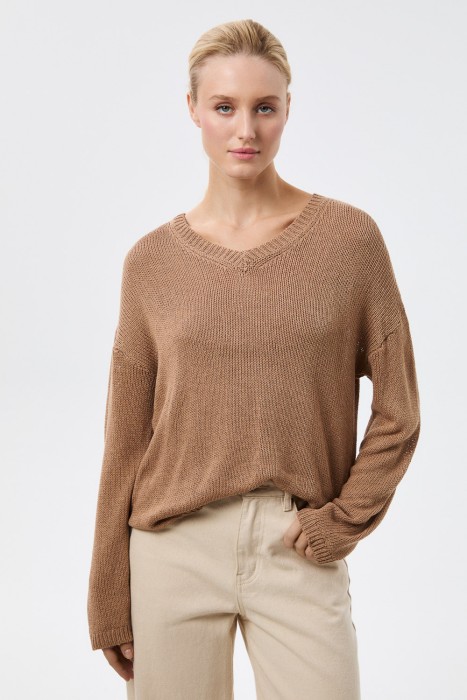 вязаный джемпер от бренда снежная королева вид слева