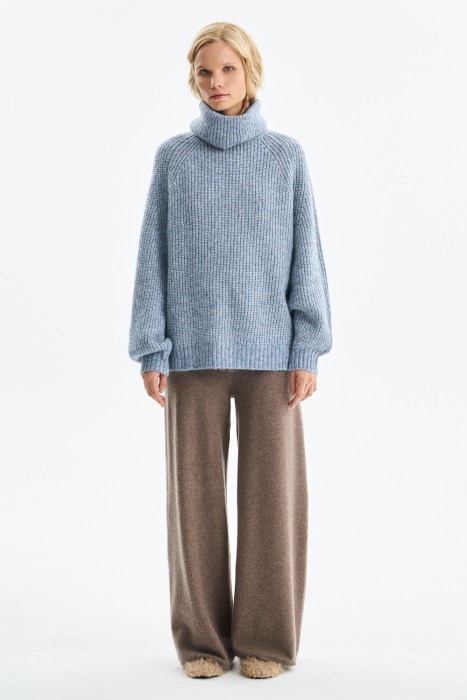 вязаный джемпер от бренда снежная королева вид слева