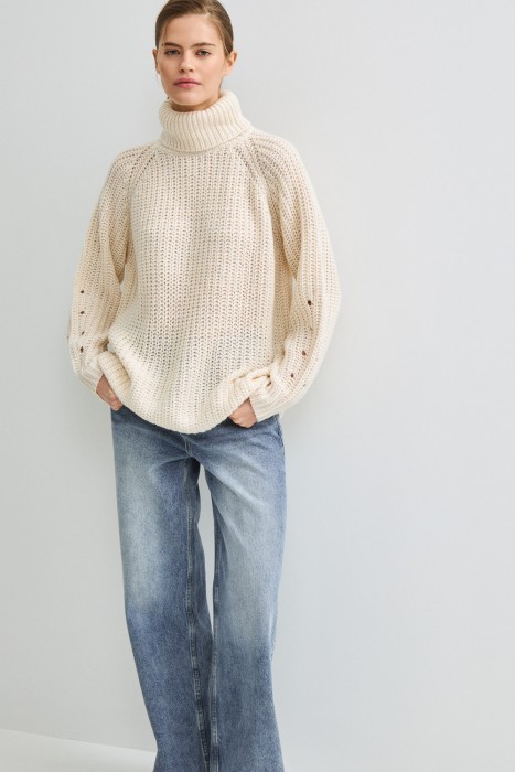 вязаный свитер от бренда снежная королева вид слева