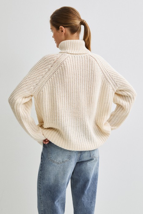 вязаный свитер по цене 2400 руб вид справа