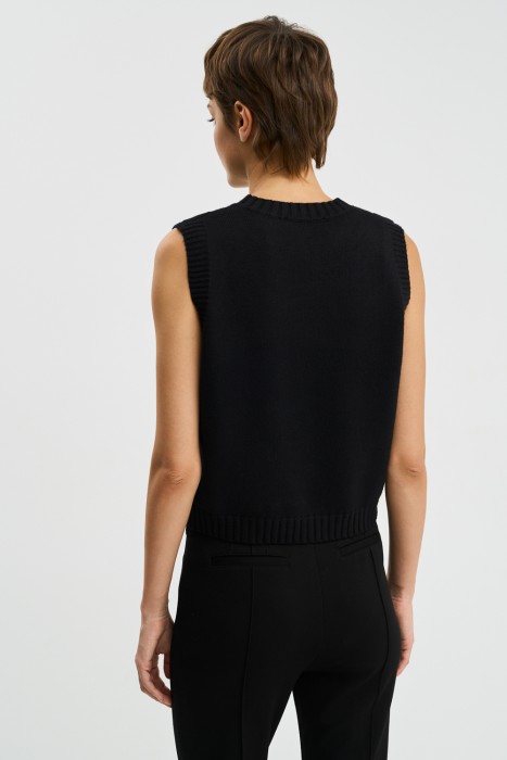 вязаный жилет с декором по цене 1780 руб вид справа