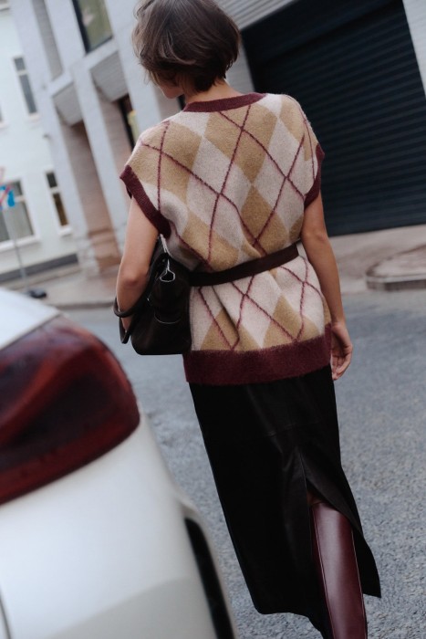 вязаный жилет от бренда снежная королева вид слева