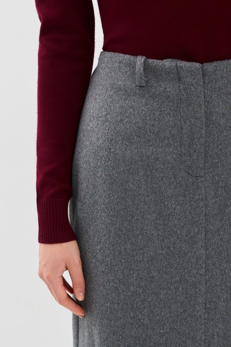 юбка с разрезом от бренда снежная королева вид слева