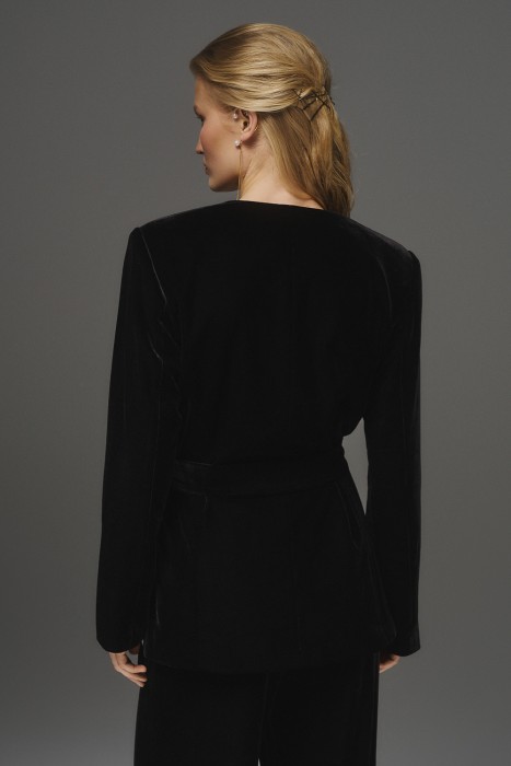 жакет по цене 3250 руб вид справа