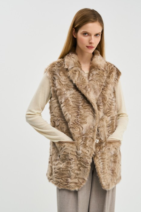 жилет из искусственного меха с поясом от бренда снежная королева вид слева