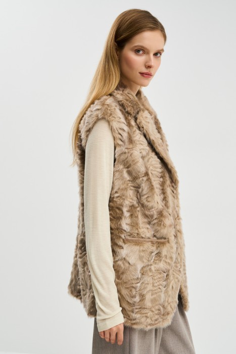 жилет из искусственного меха с поясом по цене 5700 руб вид справа