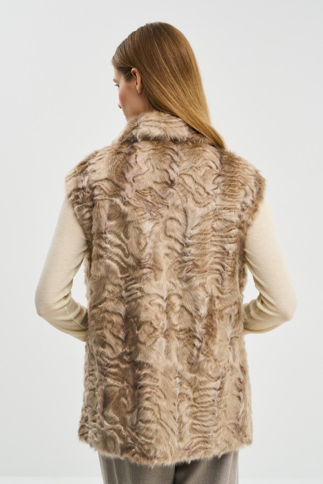 жилет из искусственного меха с поясом из россии вид сбоку