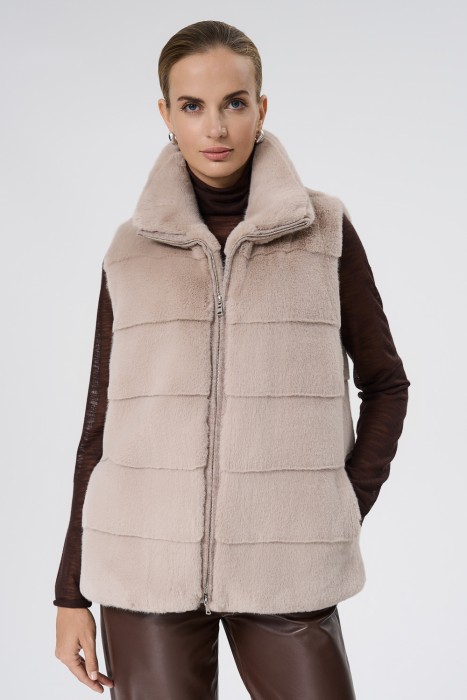 жилет из искусственного меха от бренда снежная королева вид слева