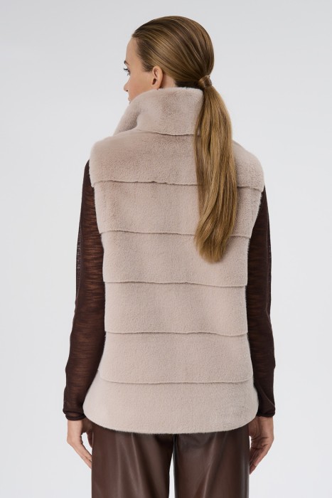 жилет из искусственного меха по цене 9980 руб вид справа