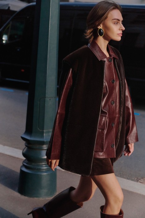 жилет из искусственного меха от бренда снежная королева вид слева