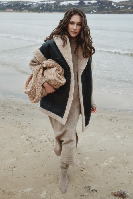 жилет из натуральной овчины от бренда снежная королева вид слева