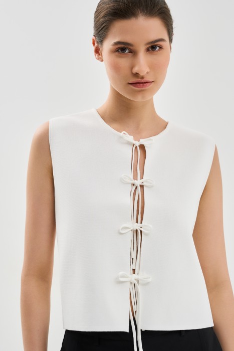 жилет на завязках от бренда снежная королева вид слева