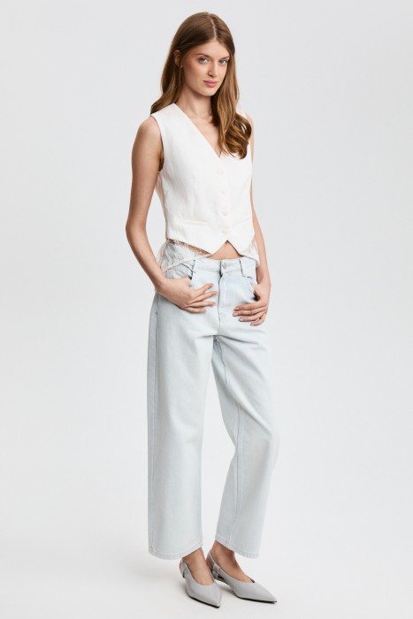 жилет с кружевной вставкой от бренда снежная королева вид слева