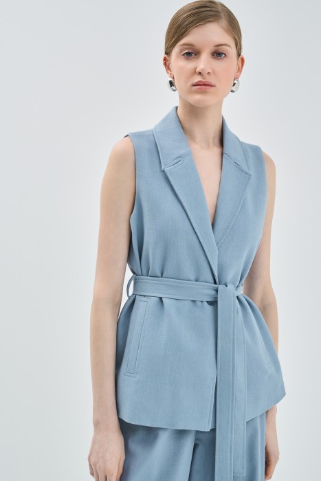 жилет с поясом от бренда снежная королева вид слева