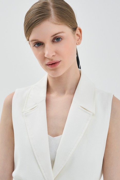 жилет с поясом от бренда снежная королева вид слева