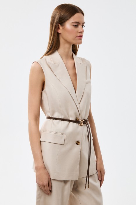 жилет с поясом от бренда снежная королева вид слева