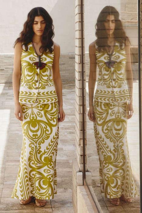 жилет с принтом от бренда снежная королева вид слева