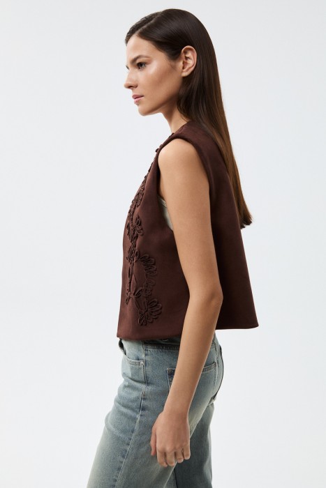 жилет с вышивкой по цене 4690 руб вид справа