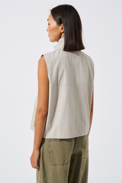 жилет по цене 2030 руб вид справа