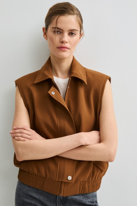 жилет от бренда снежная королева вид слева