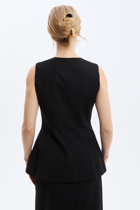 жилет по цене 3000 руб вид справа