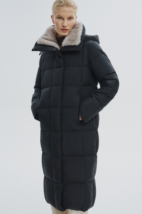 зимнее пальто с капюшоном и меховой отделкой от бренда снежная королева вид слева
