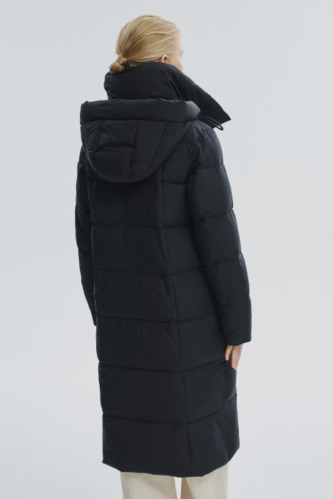 зимнее пальто с капюшоном и меховой отделкой по цене 9290 руб вид справа