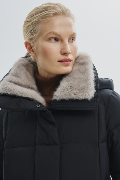 зимнее пальто с капюшоном и меховой отделкой из россии вид сбоку