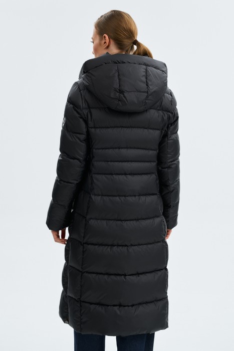 зимнее пальто с капюшоном по цене 12390 руб вид справа