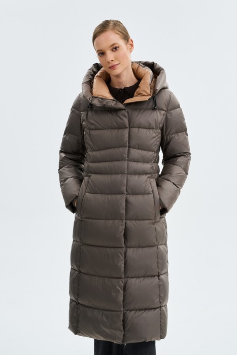 зимнее пальто с капюшоном от бренда снежная королева вид слева